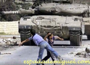 criancas-palestinas-contra-tanques