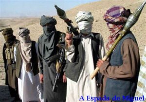 CIA: Operações Secretas, Dinheiro de Drogas 7 talibans-combatendo-cultivo-papoula
