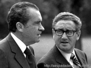 Os Vínculos Nazistas do Grupo Bilderberg 10 kissinger-richard-nixon